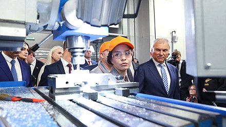 Председатель Государственной Думы Вячеслав Володин. Выездное заседание Совета Государственной Думы по вопросу организации предоставления среднего профессионального образования с учетом особого порядка проведения ГИА-9 в рамках пилотного проекта (Центр практического обучения "Профессии будущего")