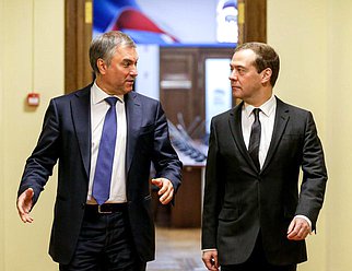 Председатель Государственной Думы Вячеслав Володин и премьер-министр РФ Дмитрий Медведев перед выступлением с ежегодным отчетом правительства РФ в Государственной Думе. Автор фото: Анна Исакова/Фотослужба Государственной Думы
