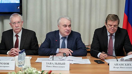 Председатель Комитета по контролю Олег Морозов, Председатель Комитета по энергетике Павел Завальный и Первый заместитель Председателя Комитета по энергетике Игорь Ананских