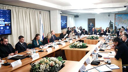 Круглый стол на тему «Интернет, мессенджеры и игры как поле информационной войны против детей: система защиты и регулирования»