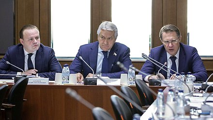 Заместитель Председателя Государственной Думы Владислав Даванков, Первый заместитель Председателя Комитета по охране здоровья Леонид Огуль и Министр здравоохранения РФ Михаил Мурашко