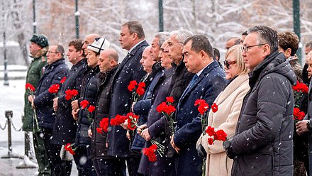 Участники III Международной конференции на тему «Роль взаимодействия фракций политических партий и блоков в межпарламентском сотрудничестве стран СНГ» возложили цветы к Могиле Неизвестного Солдата