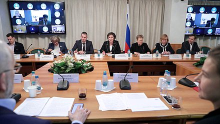 Круглый стол Комитета по строительству и ЖКХ на тему: "Жилищные кооперативы как инструмент обеспечения граждан жильем: проблемы и перспективы"