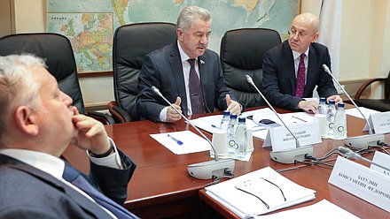 Первый заместитель Председателя Комитета по делам СНГ, евразийской интеграции и связям с соотечественниками Виктор Водолацкий и директор Департамента по многостороннему гуманитарному сотрудничеству и культурным связям Министерства иностранных дел РФ Александр Алимов