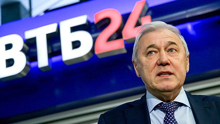 Председатель Комитета по финансовому рынку Анатолий Аксаков во время вручения. Фото: Анна Исакова/Фотослужба Государственной Думы
