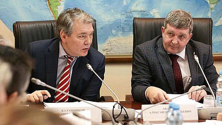 Председатель Комитета по делам Содружества Независимых Государств, евразийской интеграции и связям с соотечественниками Леонид Калашников и начальник договорно-правового департамента МВД России генерал-лейтенант внутренней службы Александр Авдейко во время заседания. Авторство фото: Анна Исакова / Фотослужба Государственной Думы.