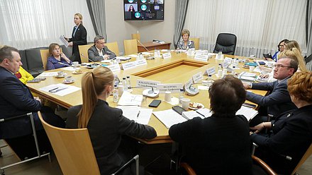 Круглый стол по разработке предложений о внедрении в школьную программу уроков семьеведения Комитета по вопросам семьи, женщин и детей