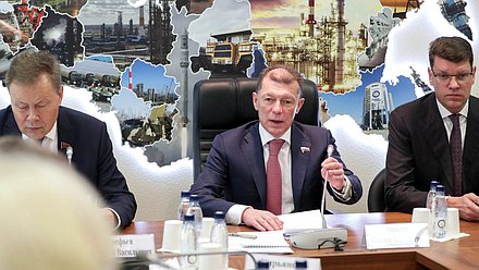 Председатель Комитета по экономической политике Максим Топилин и Первые заместители Председателя Комитета по экономической политике Николай Арефьев и Денис Кравченко