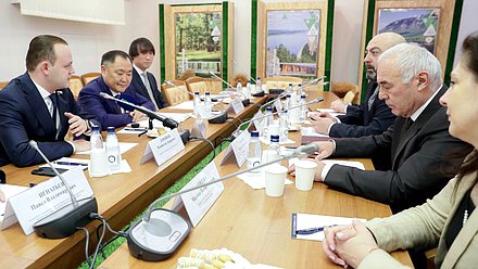 Заместители Председателя Государственной Думы Владислав Даванков и Шолбан Кара-оол и Председатель Комитета по туризму и развитию туристической инфраструктуры Сангаджи Тарбаев