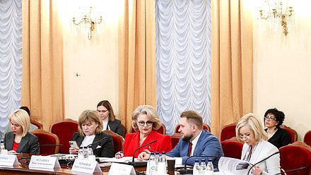 Председатель Комитета по вопросам семьи, женщин и детей Нина Останина, заместитель Председателя Государственной Думы Борис Чернышов и Председатель Комитета по просвещению Ольга Казакова