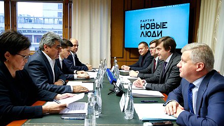 Встреча Министра просвещения РФ Сергея Кравцова с представителями фракции «Новые люди»