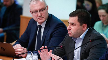 Управляющий директор АО «ДОМ.РФ» Алексей Ниденс и заместитель Министра строительства и жилищно-коммунального хозяйства РФ Никита Стасишин