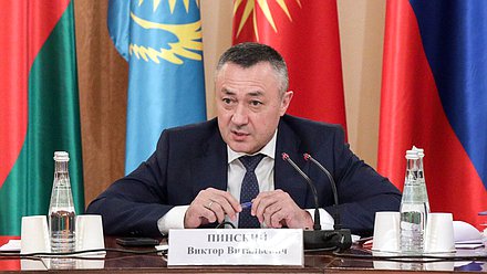 Председатель Комиссии по Регламенту и обеспечению деятельности Государственной Думы Виктор Пинский