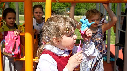 дети школьники мыльные пузыри