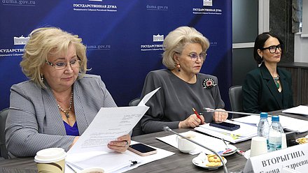 Председатель Комитета по защите семьи, вопросам отцовства, материнства и детства Нина Останина, заместитель Председателя Комитета Елена Вторыгина и Первый заместитель Председателя Комитета Татьяна Буцкая