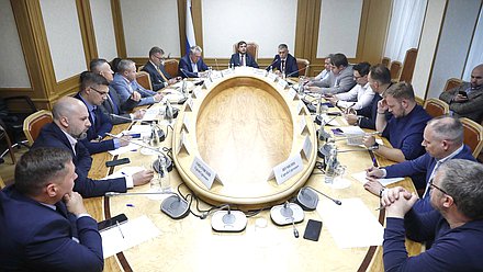 Совещание фракции «Новые люди» на тему «Вычислительная инфраструктура для ИИ: ЦОДы и микроэлектроника»