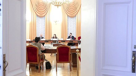 Круглый стол на тему «Системные изменения в законодательстве РФ в сфере образования как механизм снижения административной нагрузки на образовательные организации в условиях кризиса»