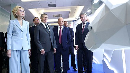 Заместитель Председателя Государственной Думы Ирина Яровая, заместитель Председателя Правительства РФ Юрий Трутнев, руководитель фракции КПРФ Геннадий Зюганов и Министр по развитию Дальнего Востока и Арктики Алексей Чекунков