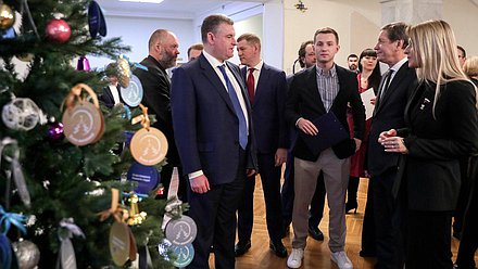 Руководитель фракции ЛДПР Леонид Слуцкий, Председатель Комитета по молодежной политике Артем Метелев, Первый заместитель Председателя Государственной Думы Александр Жуков и Первый заместитель Председателя Комитета по просвещению Яна Лантратова