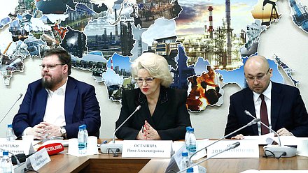 Председатель Комитета по защите семьи, вопросам отцовства, материнства и детства Нина Останина и член Комитета Евгений Марченко