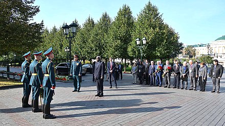 Flowers-laying ceremony at the Tomb of the Unknown Soldier with participation of delegations taking part in the International Parliamentary Conference “Russia – Latin America”