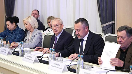 Руководитель временной депутатской рабочей группы по подготовке первого заседания Государственной Думы IX созыва Виктор Пинский и заместитель руководителя рабочей группы Олег Морозов