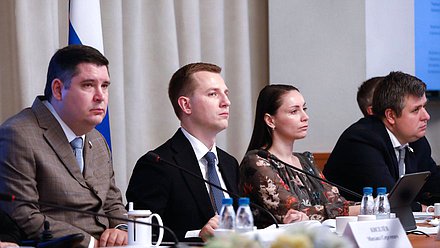 Заместители Председателя Комитета по молодежной политике Михаил Киселев, Юлия Саранова и Александр Толмачев и Председатель Комитета Артем Метелев