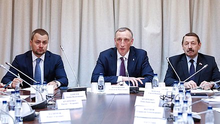 Первый заместитель Председателя Комитета по промышленности и торговле Александр Козловский и заместитель Председателя Комитета Геннадий Скляр