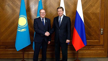 Первый заместитель Председателя Государственной Думы Александр Жуков (справа)