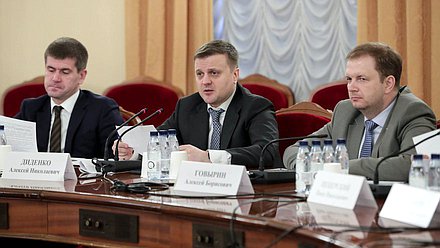 Председатель Комитета по региональной политике и местному самоуправлению Алексей Диденко, Первый заместитель Председателя Комитета Геннадий Панин и член Комитета Алексей Говырин