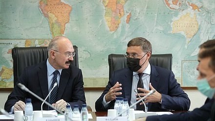 Председатель Комитета по науке и высшему образованию Сергей Кабышев и Министр науки и высшего образования Валерий Фальков