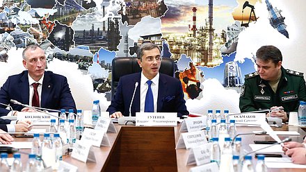 Первый заместитель Председателя Комитета по промышленности и торговле Александр Козловский, Председатель Комитета Владимир Гутенев и заместитель Министра обороны РФ Василий Осьмаков