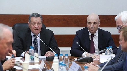 Председатель Комитета по бюджету и налогам Андрей Макаров и Министр финансов РФ Антон Силуанов