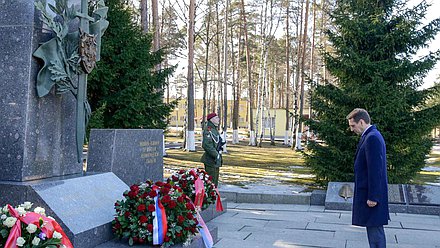Посещение войсковой части 3526. Церемония возложения корзин цветов к памятнику воинам, погибшим при исполнении служебного долга.



