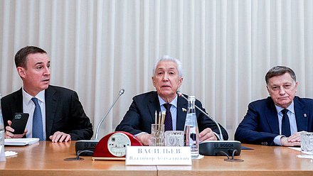 Министр сельского хозяйства РФ Дмитрий Патрушев, руководитель фракции «Единая Россия» Владимир Васильев и член Комитета по финансовому рынку Вячеслав Макаров