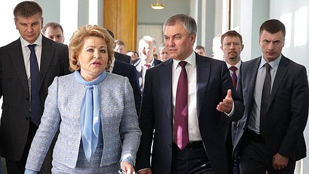 Председатель Государственной Думы Вячеслав Володин и Председатель Совета Федерации Валентина Матвиенко перед началом заседания. Автор фото: Анна Исакова/Фотослужба Государственной Думы.
