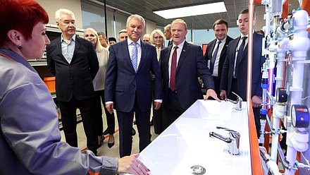 Председатель Государственной Думы Вячеслав Володин и мэр Москвы Сергей Собянин. Выездное заседание Совета Государственной Думы по вопросу организации предоставления среднего профессионального образования с учетом особого порядка проведения ГИА-9 в рамках пилотного проекта (Центр практического обучения "Профессии будущего")