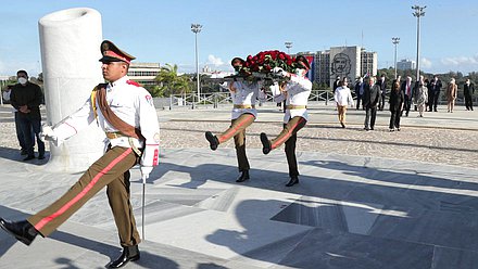 El Jefe de la Duma Estatal, Vyacheslav Volodin, colocó una ofrenda floral ante el monumento a José Martí en la Habana