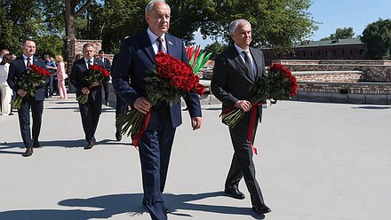 Председатель Государственной Думы Вячеслав Володин и Председатель Палаты представителей Национального собрания Республики Беларусь Игорь Сергеенко. Возложение цветов к мемориалу "Скорбь" в Бресте