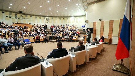 Круглый стол фракции ЛДПР на тему «Будущее государственное устройство России»