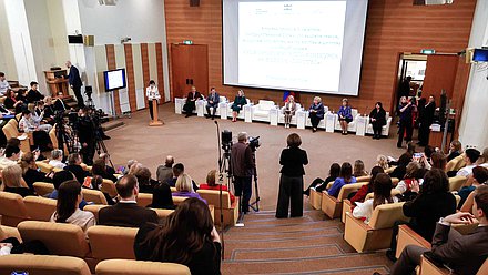 Встреча членов Комитета по защите семьи, вопросам отцовства, материнства и детства с победителями и участниками XVI Всероссийского конкурса журналистских работ «В фокусе — детство»