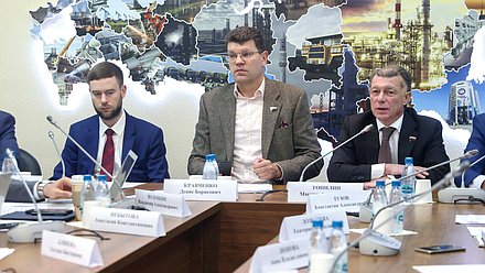 Первый заместитель Председателя Комитета по экономической политике Денис Кравченко и Председатель Комитета по экономической политике Максим Топилин