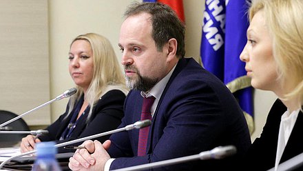 Министр природных ресурсов и экологии РФ Сергей Донской во время расширенного заседания Комитета по экологии и охране окружающей среды.
