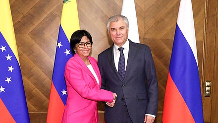 Vyacheslav Volodin, Jefe de la Duma Estatal, y Delcy Eloína Rodríguez Gómez, Vicepresidenta Ejecutiva, Ministra del Poder Popular de Economía, Finanzas y Comercio Exterior de la República Bolivariana de Venezuela