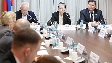 Заместитель Председателя Комитета по государственному строительству и законодательству Анатолий Лисицын, Председатель Комиссии по обеспечению жилищных прав граждан Галина Хованская и член Комитета по строительству и ЖКХ Михаил Авдеев