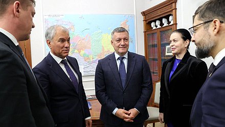 Председатель Государственной Думы Вячеслав Володин, губернатор Иркутской области Игорь Кобзев и член Комитета по промышленности и торговле Мария Василькова