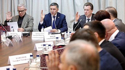 Председатель Комитета по экологии, природным ресурсам и охране окружающей среды Дмитрий Кобылкин и Первые заместители Председателя Комитета Вячеслав Фетисов и Владимир Бурматов
