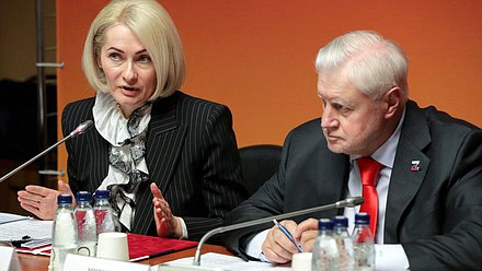 Заместитель Председателя Правительства РФ Виктория Абрамченко и руководитель фракции «Справедливая Россия — За правду» Сергей Миронов