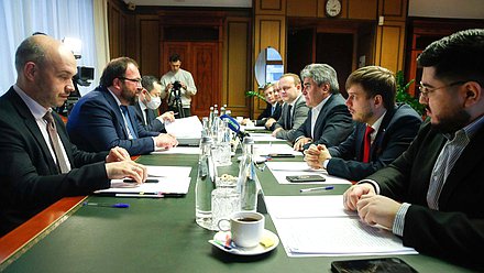 Встреча Министра цифрового развития, связи и массовых коммуникаций РФ Максута Шадаева с представителями фракции «Новые люди»