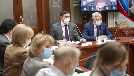 Председатель Комитета по охране здоровья Дмитрий Хубезов и Первый заместитель Председателя Комитета Леонид Огуль